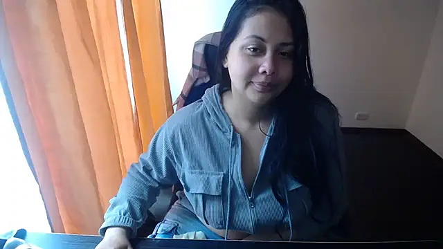 Alessandraa- live cam on StripChat