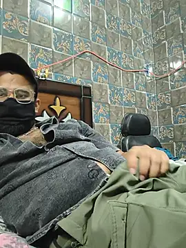 BeardKingoBack live cam on StripChat