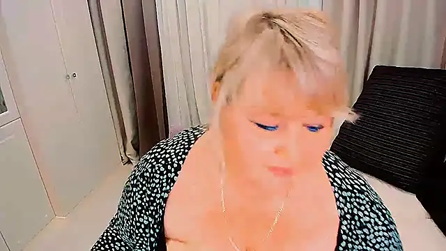 BIGTITSBBW live cam on StripChat