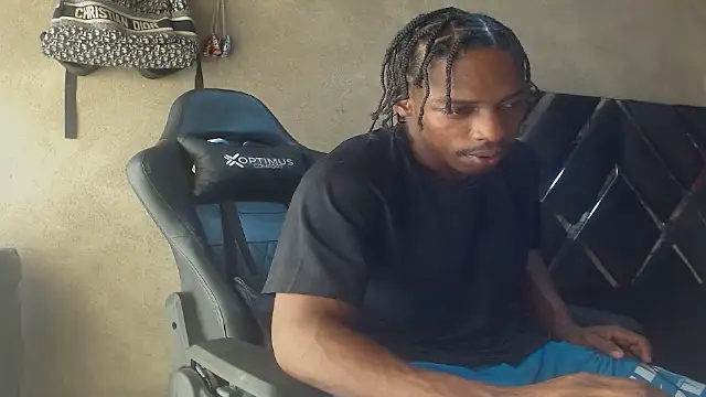 Larry-n-clouds live cam on StripChat