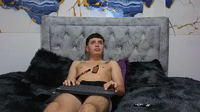 Julian-wolf18 webcam