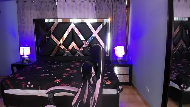 Linda4Petite live cam on StripChat