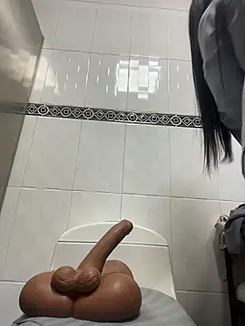 LuxeBrunetteXXX webcam