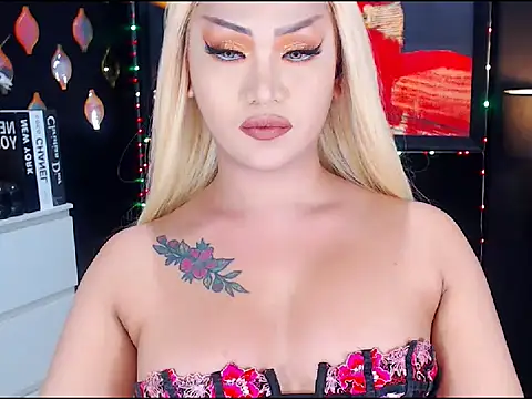 PlayfulloliviaTsX live cam on StripChat