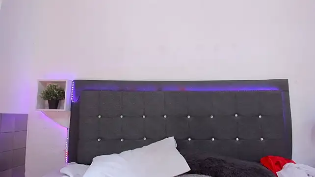 Amaraluxee live cam on StripChat