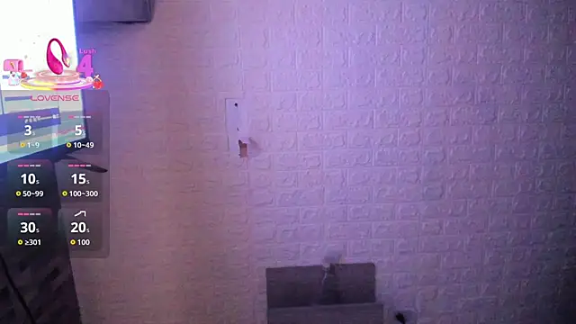 Briana__candy live cam on StripChat
