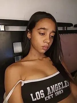Zoe_Sweett18 live cam on StripChat