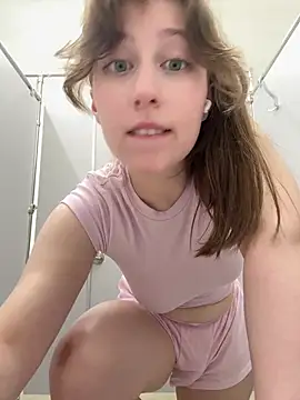FroggyAnna live cam on StripChat