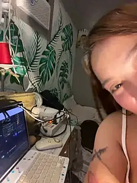 SweetieeFox live cam on StripChat