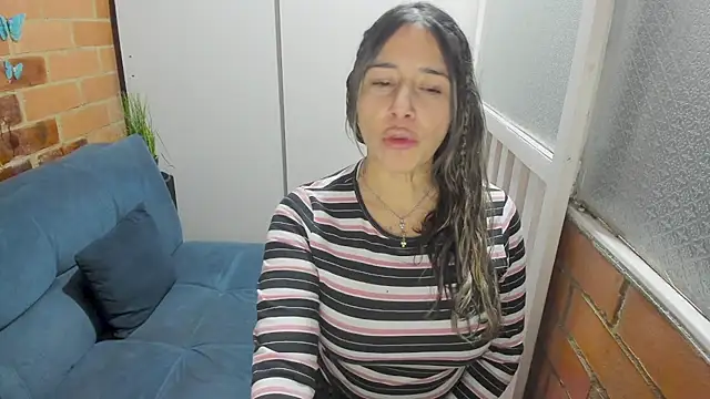 Penelope47 live cam on StripChat