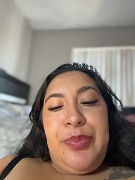 latina_curvy22 webcam