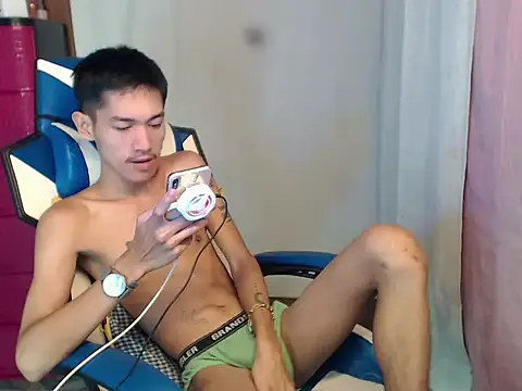 riks_tyler (Ask my age) - get me naked and make me cum!!