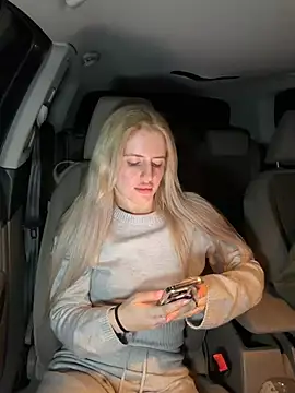 Holly-Glamour live cam on StripChat