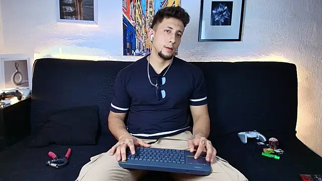 SR_EMILIOCUM live cam on StripChat