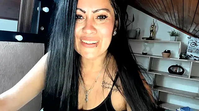 Tania_mature live cam on StripChat