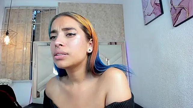 Criisstal_Raveen webcam