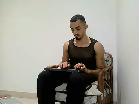 YakedCrus webcam