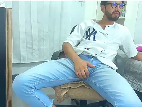 thomass1018 live cam on StripChat