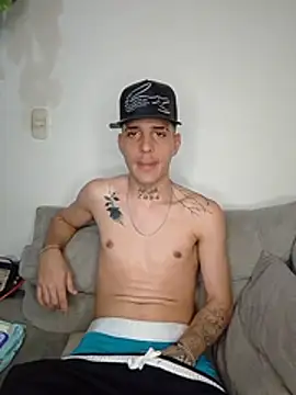 MaxHornyLatin webcam