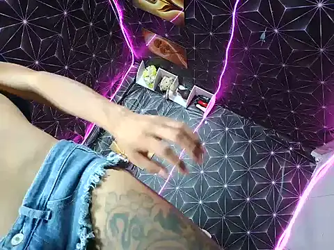 Foxylecious24 webcam