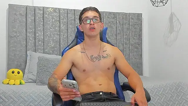 Calvin_Hunter webcam