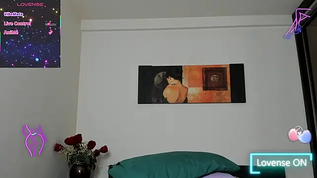 GoldenLunaa live cam on StripChat