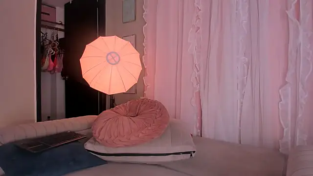 kitty_miaa (F young) - top less + sexy blow job
