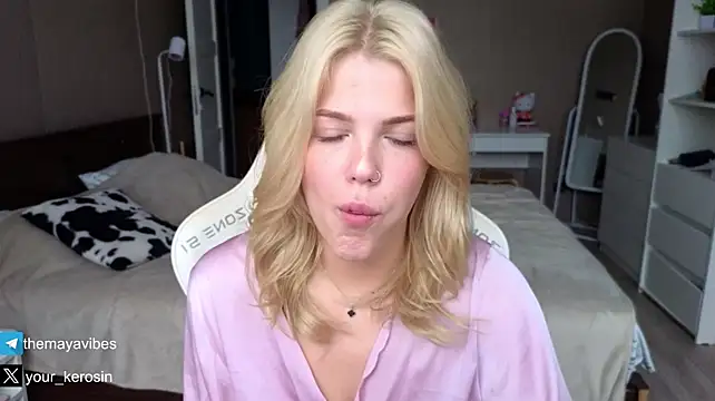 Maya_NextDoor webcam