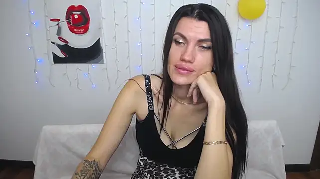 MilaLoona webcam