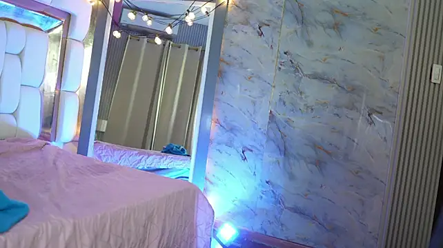 kinkylittlegirll live cam on StripChat