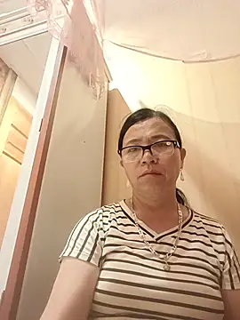 Chilly-wet live cam on StripChat