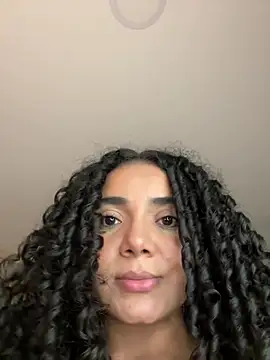 Curlyierr live cam