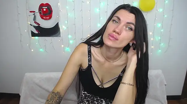 MilaLoona webcam
