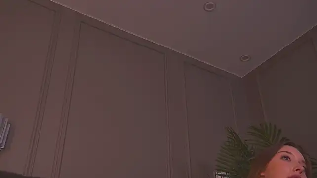 gwenair (F teen) - 1 leg on bed, play with my clit close