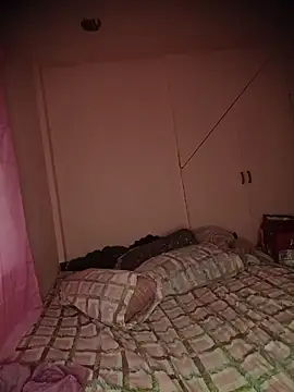 Strongshemail webcam