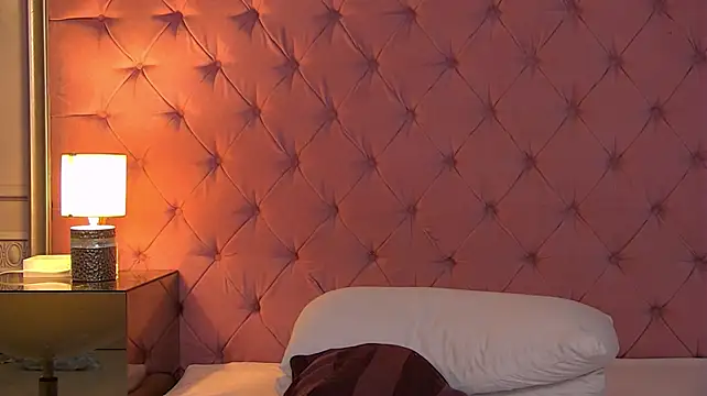 SarahVellmont live cam on StripChat
