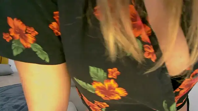 LilyBlondee webcam