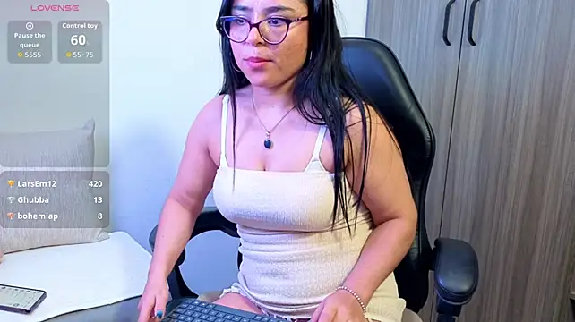 Tiara_R_ live cam on StripChat