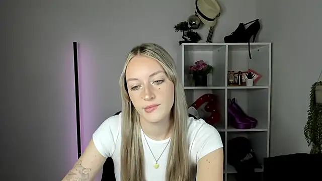 EvelynBlond webcam