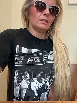 anvessra (F milf) - Split on Tits