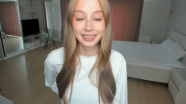 JunieAmert webcam
