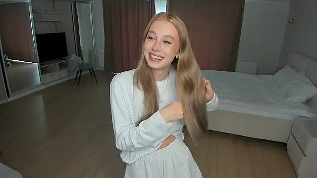 JunieAmert webcam