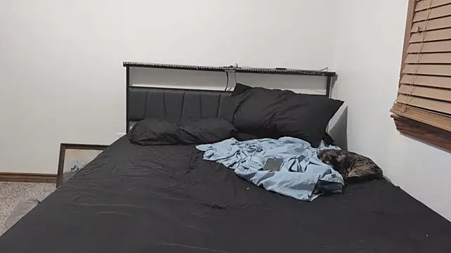 Opondestre00420 live cam on StripChat
