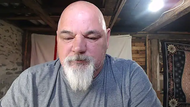 Newfiesausage1972 live cam