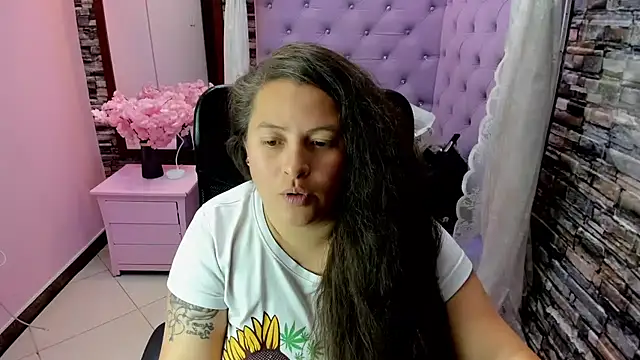 SaraThonson_ live cam on StripChat