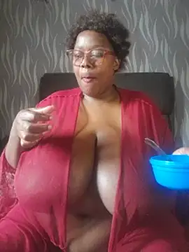BoobsQueen46K webcam