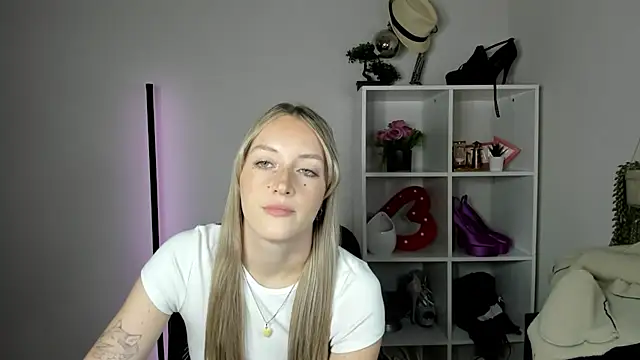 EvelynBlond webcam