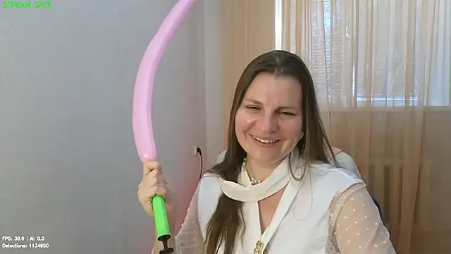 Mirabelle_Velvet webcam