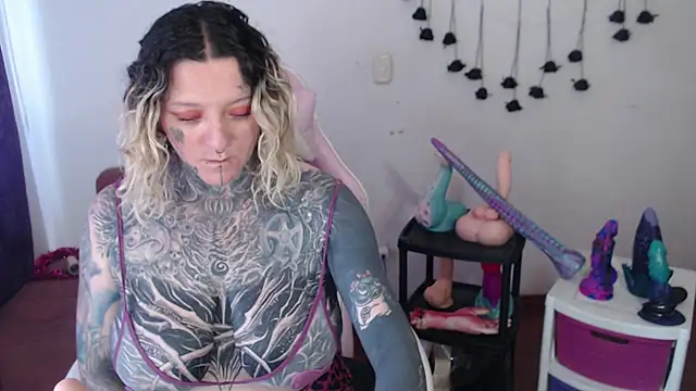 SLOPPYTITSS live cam on StripChat