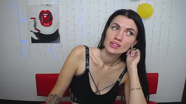 MilaLoona webcam